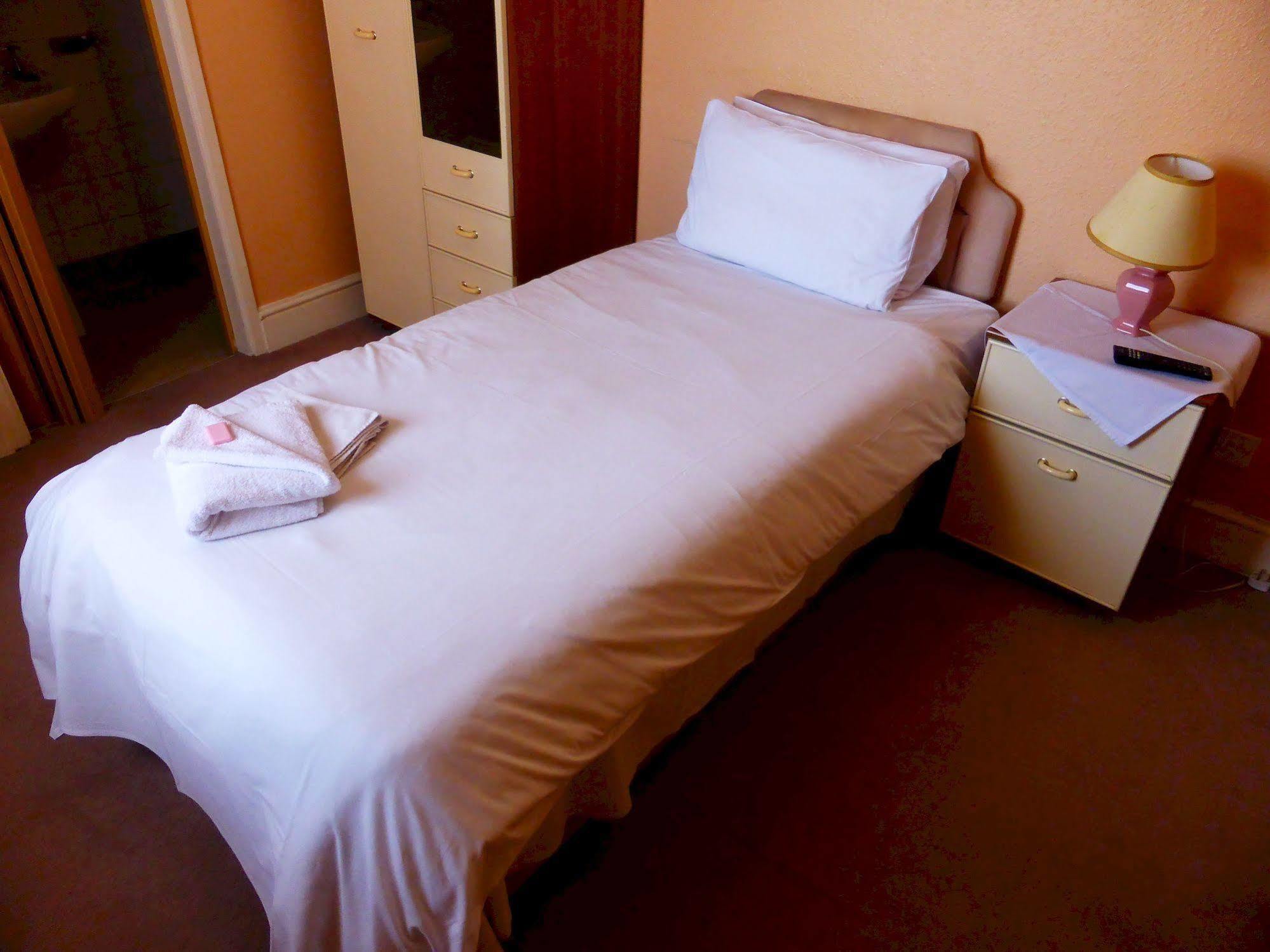 Hotel Dinara Birmingham Bagian luar foto